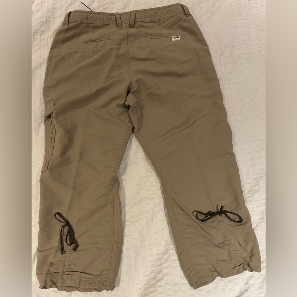 The North Face Women’s Size 8 Beige Nylon Cropped  Lightweight Hiking Pants VGUC